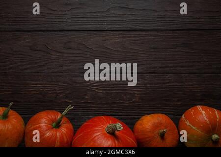 Citrouilles rangées sur une table en bois. Copier l'espace. Banque D'Images