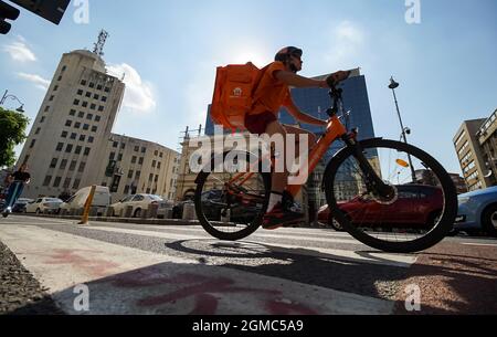Bucarest, Roumanie - 15 septembre 2021 : un service de livraison de nourriture Takeaway livre de la nourriture à Bucarest, Roumanie. Banque D'Images