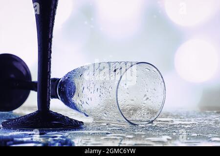 Arrière-plan avec de grands verres pour les vins mousseux. Spray champagne dans des verres en verre. Boisson de fête avec réflexion. Banque D'Images