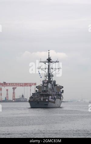 YOKOSUKA, Japon (sept 17, 2021) — le destroyer de missiles guidés de classe Arleigh Burke USS John S. McCain (DDG 56) quitte le commandant des activités de la flotte Yokosuka (CFAY) tout en déplaçant son homeport à la station navale Everett, Washington, et en mettant fin à 24 ans de déploiement vers la 7e flotte américaine. McCain a été affecté à la Force opérationnelle 71/escadrille de Destroyer (DESRON) 15, la plus grande force de surface de la Marine déployée à l'avant et la plus importante force de surface de la 7e flotte américaine. Depuis plus de 75 ans, CFAY fournit, entretient et exploite des installations et des services de base à l'appui de la forêt de la 7e flotte américaine Banque D'Images