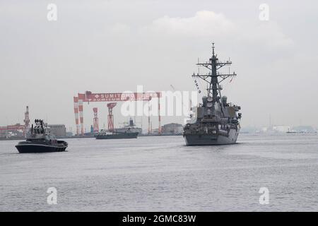 YOKOSUKA, Japon (sept 17, 2021) — le destroyer de missiles guidés de classe Arleigh Burke USS John S. McCain (DDG 56) quitte le commandant des activités de la flotte Yokosuka (CFAY) tout en déplaçant son homeport à la station navale Everett, Washington, et en mettant fin à 24 ans de déploiement vers la 7e flotte américaine. McCain a été affecté à la Force opérationnelle 71/escadrille de Destroyer (DESRON) 15, la plus grande force de surface de la Marine déployée à l'avant et la plus importante force de surface de la 7e flotte américaine. Depuis plus de 75 ans, CFAY fournit, entretient et exploite des installations et des services de base à l'appui de la forêt de la 7e flotte américaine Banque D'Images