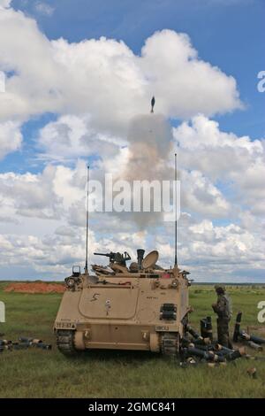 Les soldats affectés à la section de mortier du 3e Bataillon, 67e Régiment blindé, 3e équipe de combat de la brigade blindée, 3e Division d'infanterie, lancent un volée de 120 mm vers une cible à l'OP4 sur fort Stewart, Géorgie, le 15 septembre, 2021.la section de mortier du siège social et de la compagnie de siège doit passer par le programme d'évaluation de mortier, ou MORTEP, afin de devenir certifié sur leur système d'armes pour des incendies indirects efficaces dans les opérations de combat. (É.-U. Photo de l'armée par le sergent d'état-major. Todd L. Pouliot, 50e Détachement des affaires publiques) Banque D'Images