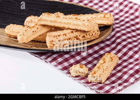 Bâtonnets de pain savoureux au fromage ; sur fond blanc Banque D'Images