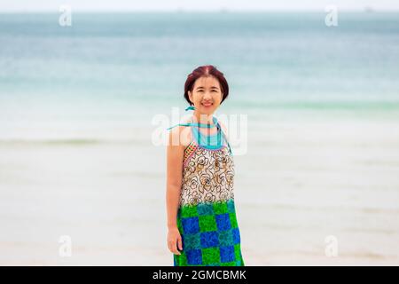 Femme asiatique d'âge moyen se détendant à la plage de chaweng à koh samui, en Thaïlande. Banque D'Images