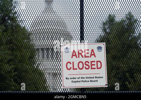 Washington DC, États-Unis. 18 septembre 2021. Photo prise le 17 septembre 2021 montre le bâtiment du Capitole des États-Unis, vu à travers une barrière, à Washington, DC POUR ALLER AVEC 'Roundup: Mesures de sécurité prises autour du Capitole des États-Unis avant le week-end rallye de droite' Credit: Liu Jie/Xinhua/Alay Live News Banque D'Images