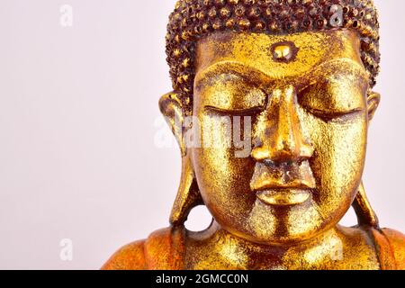 Tête de Bouddha doré isolée sur fond blanc Banque D'Images