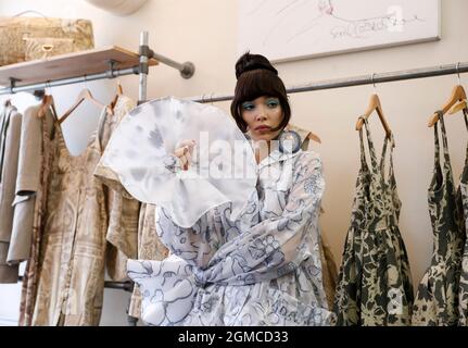 Londres, Royaume-Uni. 17 septembre 2021. Un modèle présente les créations de la collection Paul Costelloe Printemps/été 2022 lors de la London Fashion week à Londres, Royaume-Uni, le 17 septembre 2021. Credit: Han Yan/Xinhua/Alay Live News Banque D'Images