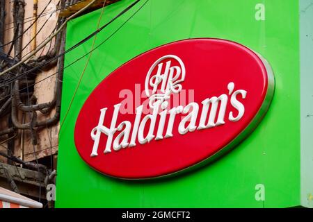 New Delhi, Inde 23 juin 2019. Logo de la compagnie alimentaire indienne Haldiram sur le magasin Banque D'Images