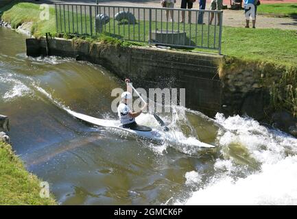 Formation du canoéiste Denis Gargaud-Chanut dans le parc Olimpico del Segre de la Seu d'Urgell, Lerida, Catalogne, Espagne Banque D'Images