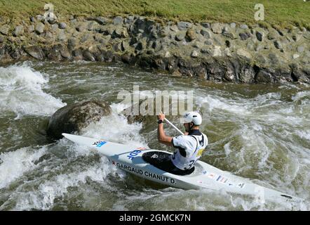 Formation du canoéiste Denis Gargaud-Chanut dans le parc Olimpico del Segre de la Seu d'Urgell, Lerida, Catalogne, Espagne Banque D'Images