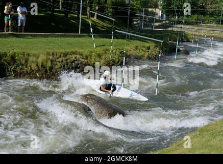 Formation du canoéiste Denis Gargaud-Chanut dans le parc Olimpico del Segre de la Seu d'Urgell, Lerida, Catalogne, Espagne Banque D'Images