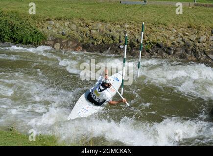 Formation du canoéiste Denis Gargaud-Chanut dans le parc Olimpico del Segre de la Seu d'Urgell, Lerida, Catalogne, Espagne Banque D'Images