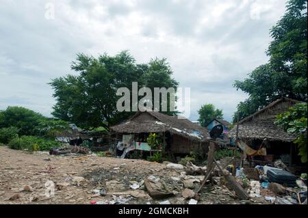 Maisons de la communauté birmane de migrants et de réfugiés à côté de décharge à la périphérie de Mae SOT, Thaïlande. Banque D'Images