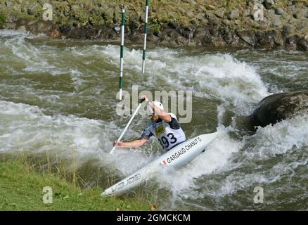 Formation du canoéiste Denis Gargaud-Chanut dans le parc Olimpico del Segre de la Seu d'Urgell, Lerida, Catalogne, Espagne Banque D'Images