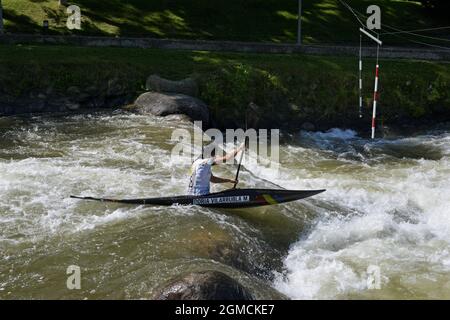 Formation du canoéiste Monica Doria Vilarrubla dans le parc Olimpico del Segre de la Seu d'Urgell, Lerida, Catalogne, Espagne Banque D'Images