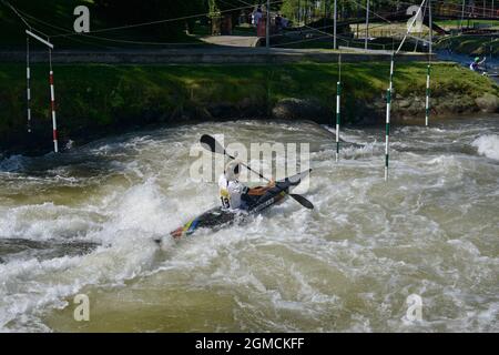 Formation du canoéiste Monica Doria Vilarrubla dans le parc Olimpico del Segre de la Seu d'Urgell, Lerida, Catalogne, Espagne Banque D'Images