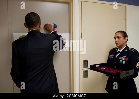 Le président Barack Obama frappe sur la porte avant d'entrer dans la chambre d'un soldat au centre médical de l'armée Walter Reed à Washington, D.C., le 30 août 2010. Le Président a rencontré 24 guerriers blessés qui ont servi en Afghanistan, cinq en Irak, et a honoré 11 soldats au cœur violet. (Photo officielle de la Maison Blanche par Pete Souza) cette photo officielle de la Maison Blanche est disponible uniquement pour publication par les organismes de presse et/ou pour impression personnelle par le(s) sujet(s) de la photo. La photographie ne peut être manipulée d'aucune manière et ne peut pas être utilisée à des fins commerciales ou politiques Banque D'Images