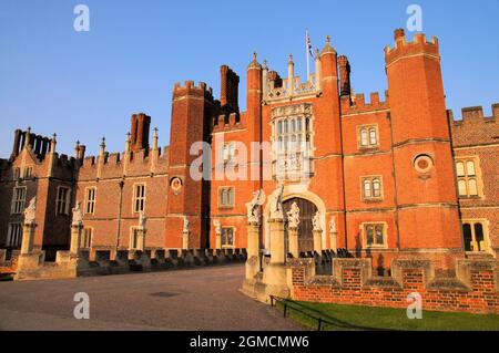 Grand Gatehouse du palais de Hampton court Rouge éclatant peu avant le coucher du soleil à Richmond, East Molesey, Surrey, Angleterre Banque D'Images