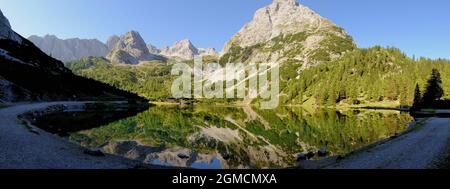 Panorama des montagnes et des reflets presque parfaits dans le lac au soleil du matin à Seebensee près d'Ehrwald en Autriche Banque D'Images