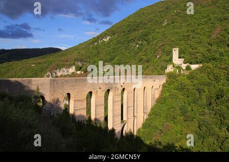 Pont voûté Ponte delle Torri et aqueduc avec forteresse peu avant le coucher du soleil à Spoleto, Ombrie, Italie Banque D'Images