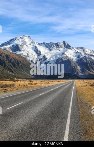 Route menant à l'Alp du Sud dans la région de Mount Cook, dans l'île sud de la Nouvelle-Zélande. Banque D'Images
