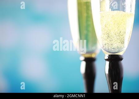 Arrière-plan avec de grands verres pour les vins mousseux. Spray champagne dans des verres en verre. Boisson de fête avec réflexion. Banque D'Images