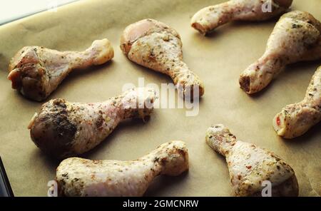 Poulet cuit au four. La dinde est sur une plaque de cuisson aux épices cuites au four. Collation le jour de Thanksgiving. Banque D'Images