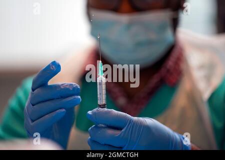 Un pharmacien prépare le vaccin dans une clinique de vaccination à l'Oxford Brookes University Headington Campus, à Oxford. Les étudiants non vaccinés ont été invités à faire un jab Covid dans la semaine des jeunes afin de se protéger eux-mêmes et leurs pairs contre le virus. Date de la photo : vendredi 17 septembre 2021. Banque D'Images