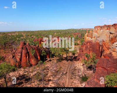 Vue aérienne de la route passant par les formations rocheuses, Western Lost City, parc national de Limmen, territoire du Nord, Australie Banque D'Images