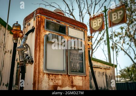 Blackall, Queensland, Australie - ancienne pompe à carburant BP abandonnée Banque D'Images