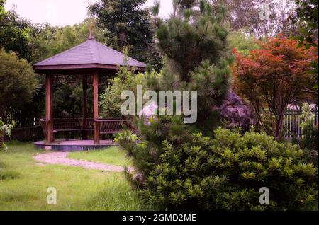 Jardin vert avec belvédère en bois Banque D'Images