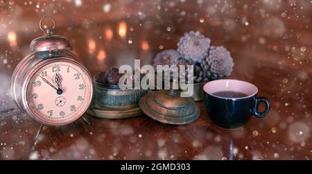 Vintage encore vie avec des cônes de pin, horloge et une tasse de thé pour carte de noël. Banque D'Images