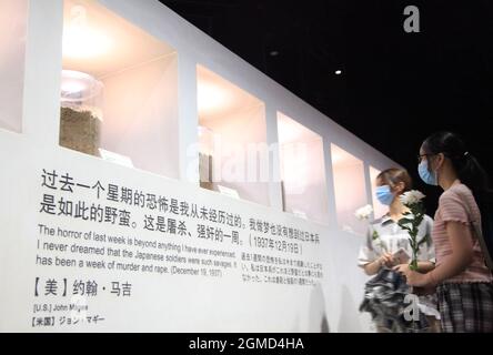 Nanjing, Chine. 18 septembre 2021. Le 18 septembre 2021, la ville de Nanjing, dans la province de Jiangsu, marquait le 90e anniversaire de l'incident du 18 septembre. Le Memorial Hall pour les victimes du massacre de Nanjing par les envahisseurs japonais a tenu une cérémonie de sonnette et de pose de fleurs. Les citoyens de Nanjing et les gens de tout le pays sont également venus aux envahisseurs. Le Memorial Hall pour les victimes du massacre de Nanjing par l'armée chinoise et japonaise commémore les victimes et se souvient de l'histoire.le 18 septembre 1931, l'armée Kwantung stationnée dans le nord-est de la Chine atta soudainement Banque D'Images