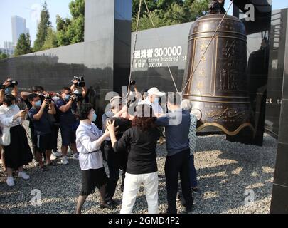 Nanjing, Chine. 18 septembre 2021. Le 18 septembre 2021, la ville de Nanjing, dans la province de Jiangsu, marquait le 90e anniversaire de l'incident du 18 septembre. Le Memorial Hall pour les victimes du massacre de Nanjing par les envahisseurs japonais a tenu une cérémonie de sonnette et de pose de fleurs. Les citoyens de Nanjing et les gens de tout le pays sont également venus aux envahisseurs. Le Memorial Hall pour les victimes du massacre de Nanjing par l'armée chinoise et japonaise commémore les victimes et se souvient de l'histoire.le 18 septembre 1931, l'armée Kwantung stationnée dans le nord-est de la Chine atta soudainement Banque D'Images