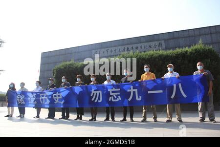 Nanjing, Chine. 18 septembre 2021. Le 18 septembre 2021, la ville de Nanjing, dans la province de Jiangsu, marquait le 90e anniversaire de l'incident du 18 septembre. Le Memorial Hall pour les victimes du massacre de Nanjing par les envahisseurs japonais a tenu une cérémonie de sonnette et de pose de fleurs. Les citoyens de Nanjing et les gens de tout le pays sont également venus aux envahisseurs. Le Memorial Hall pour les victimes du massacre de Nanjing par l'armée chinoise et japonaise commémore les victimes et se souvient de l'histoire.le 18 septembre 1931, l'armée Kwantung stationnée dans le nord-est de la Chine atta soudainement Banque D'Images