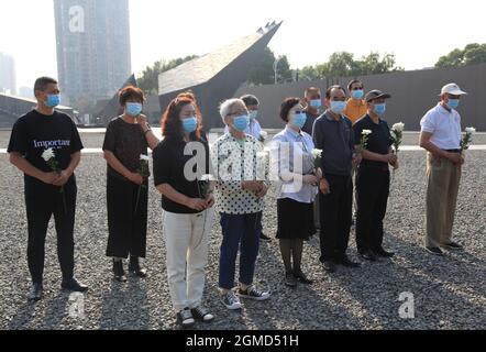 Nanjing, Chine. 18 septembre 2021. Le 18 septembre 2021, la ville de Nanjing, dans la province de Jiangsu, marquait le 90e anniversaire de l'incident du 18 septembre. Le Memorial Hall pour les victimes du massacre de Nanjing par les envahisseurs japonais a tenu une cérémonie de sonnette et de pose de fleurs. Les citoyens de Nanjing et les gens de tout le pays sont également venus aux envahisseurs. Le Memorial Hall pour les victimes du massacre de Nanjing par l'armée chinoise et japonaise commémore les victimes et se souvient de l'histoire.le 18 septembre 1931, l'armée Kwantung stationnée dans le nord-est de la Chine atta soudainement Banque D'Images