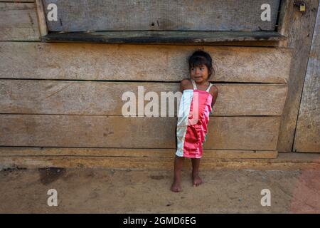 Une jeune femme indienne embera dans le village de la Bonga, à côté de Rio Pequeni, parc national des Chagres, République du Panama, Amérique centrale. Banque D'Images