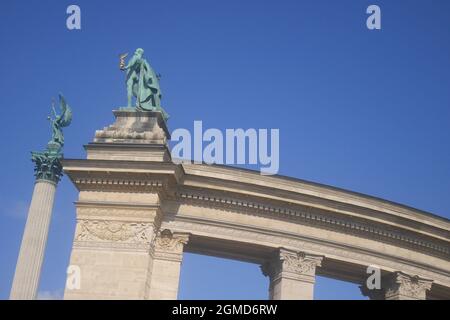 Place des héros avec la colonne du Monument millénaire, avec l'Archange Gabriel et Vajk (roi Stephen) au sommet, place des héros, Budapest, Hongrie Banque D'Images