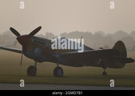 IWM Duxford, Cambridgeshire, Royaume-Uni. 18 septembre 2021. Un début malin alors que le spectacle aérien de la bataille de Grande-Bretagne aura lieu du 18-19 au 22 septembre à IWM Duxford, L'ancien site de la RAF qui a joué un rôle central dans certains des jours les plus dramatiques de l'histoire du XXe siècle - servant de base à de nombreux pilotes de Spitfire et d'ouragan pendant la Seconde Guerre mondiale. Crédit : Malcolm Park/Alay Live News Banque D'Images