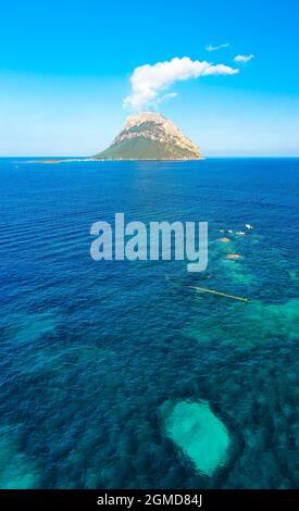 Vue d'en haut, prise de vue aérienne, vue panoramique sur l'épave de Chrisso en premier plan avec l'île de Tavolara au loin. Sardaigne, Italie. Banque D'Images