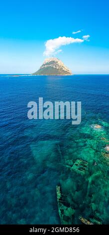 Vue d'en haut, prise de vue aérienne, vue panoramique sur l'épave de Chrisso en premier plan avec l'île de Tavolara au loin. Sardaigne, Italie. Banque D'Images