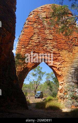 Véhicule 4x4 derrière l'arche de roche naturelle, Western Lost City, parc national de Limmen, territoire du Nord, Australie Banque D'Images