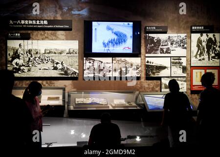 Pékin, Chine. 18 septembre 2021. Les visiteurs peuvent voir des expositions au Musée de la guerre de la résistance du peuple chinois contre l'agression japonaise à Beijing, capitale de la Chine, le 18 septembre 2021. Diverses activités ont lieu le 18 septembre en commémoration de l'incident du 18 septembre il y a 90 ans qui a marqué le début de l'invasion japonaise de la Chine depuis 14 ans. Credit: Zhang Chenlin/Xinhua/Alay Live News Banque D'Images