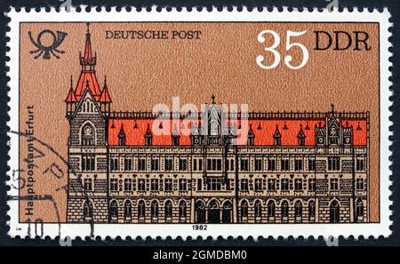 ALLEMAGNE - VERS 1982: Un timbre imprimé en Allemagne montre la poste, Erfurt, vers 1982 Banque D'Images
