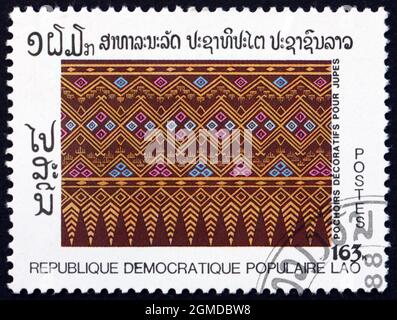 LAOS - VERS 1988: Un timbre imprimé au Laos montre la jupe, pochoir décoratif, vers 1988 Banque D'Images
