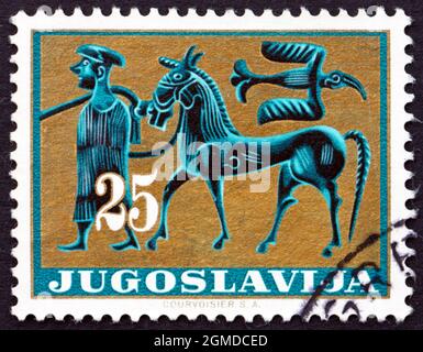 YOUGOSLAVIE - VERS 1962 : un timbre imprimé en Yougoslavie montre Horseman et Bird, vase de bronze du 5e siècle avant J.-C., vers 1962 Banque D'Images