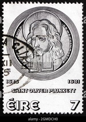 IRLANDE - VERS 1975: Un timbre imprimé en Irlande montre St. Oliver Plunkett, par Imogen Stuart, Canonisation d'Oliver Plunkett, Primate d'Irlande, cir Banque D'Images