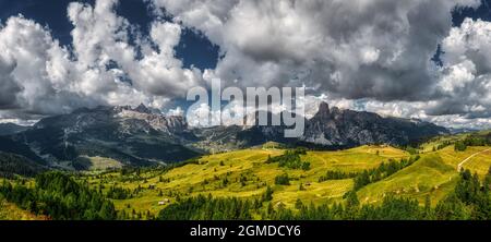 Paysage de la vallée de l'Alta Badia vu des montagnes de Pralongià avec des nuages dans le ciel Banque D'Images