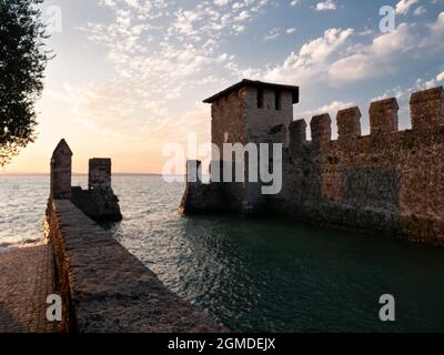 Entrée du port fortifié du château de Scaligero à Sirmione, sur le lac de Garde, en Italie, à Sunrise Banque D'Images