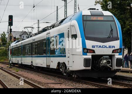 Leipzig, Allemagne. 18 septembre 2021. 18 septembre 2021, Saxe, Döbeln: Un train alimenté par batterie 'Flirt Akku 3-Teiler' du fabricant Stadler se tient à la gare de Döbeln. Aujourd'hui, le train a traversé pour la première fois le tunnel de la ville de Leipzig lors du voyage de présentation de Delitzsch à Döbeln. Le train est capable de fonctionner sur des lignes non électrifiées, des tunnels et en plus avec un pantographe également sur des lignes électrifiées dans les opérations ferroviaires régionales en raison de wagons alimentés par batterie. En raison de la nature sans émission du train, le Zweckverband für den Nahverkehrsraum Leipzig (ZVNL) a reçu environ Banque D'Images